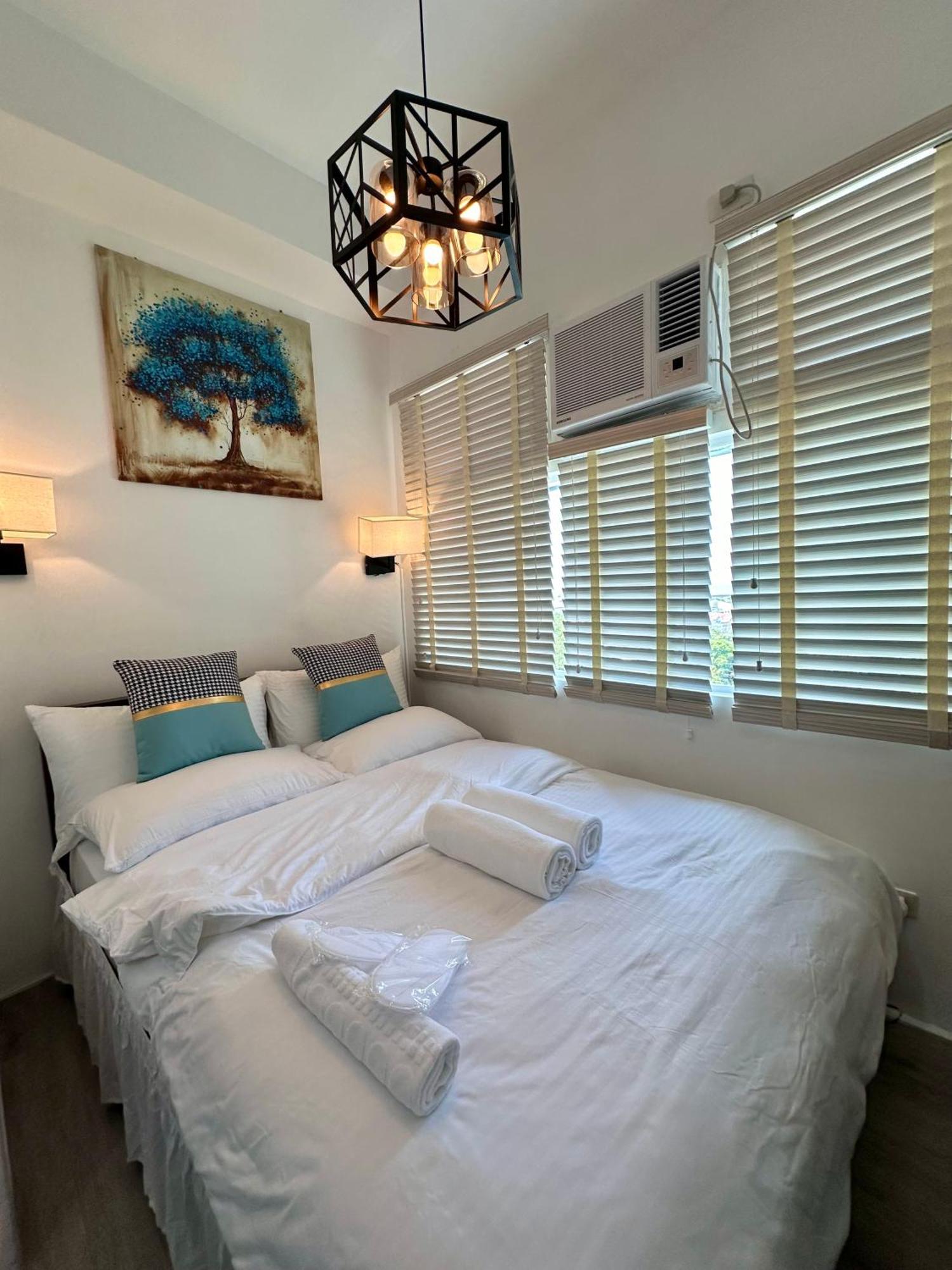 Studio One Condominium, Alabang - Bluu - Fiber Wi-Fi, Netflix-Ready Muntinlupa City Esterno foto