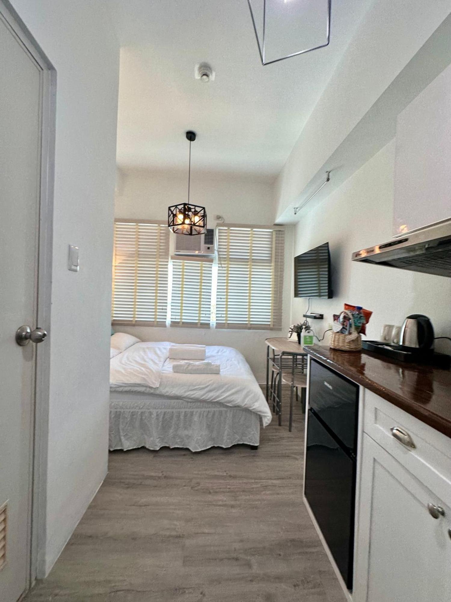 Studio One Condominium, Alabang - Bluu - Fiber Wi-Fi, Netflix-Ready Muntinlupa City Esterno foto