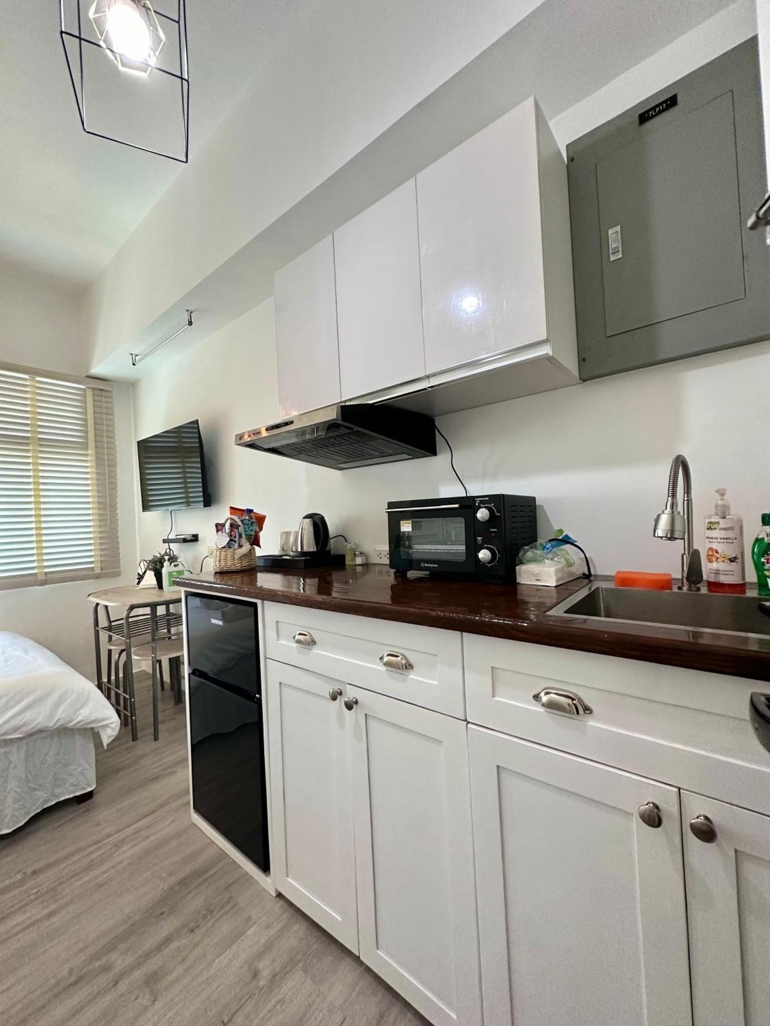 Studio One Condominium, Alabang - Bluu - Fiber Wi-Fi, Netflix-Ready Muntinlupa City Esterno foto