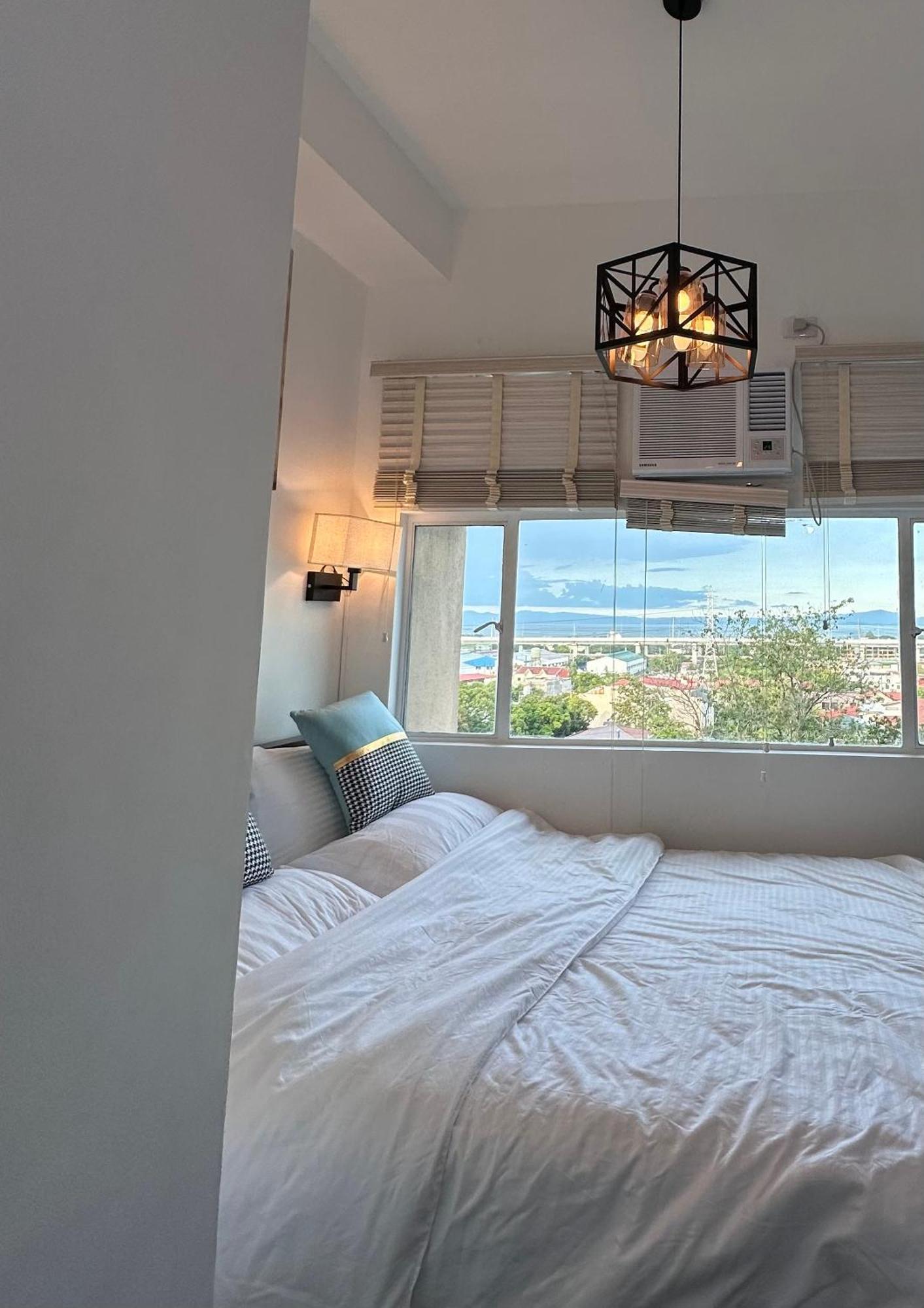Studio One Condominium, Alabang - Bluu - Fiber Wi-Fi, Netflix-Ready Muntinlupa City Esterno foto